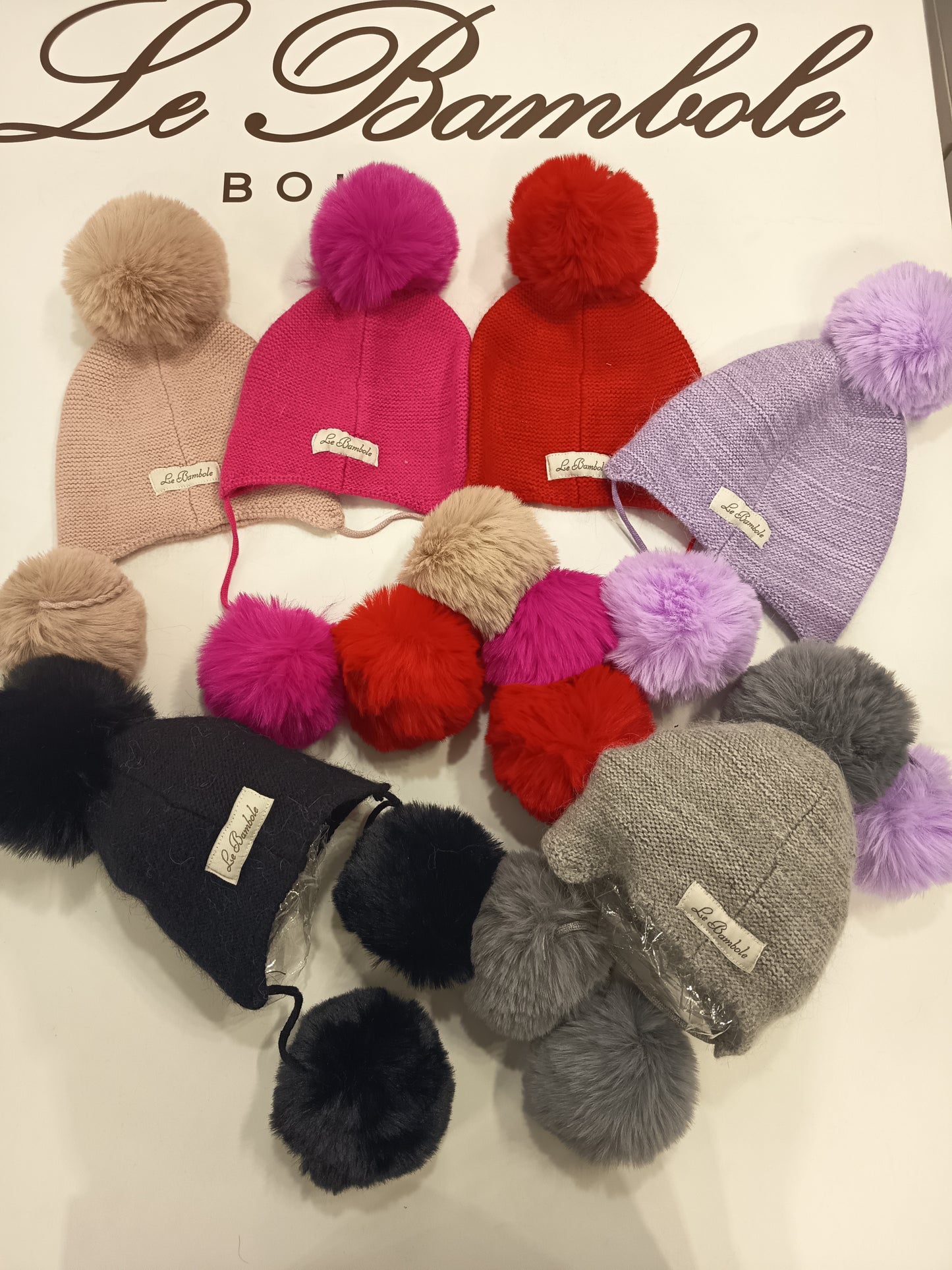 CAPPELLO CON TRE PONPON